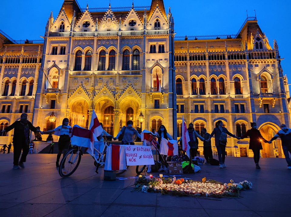 Danse en ronde devant le Parlement