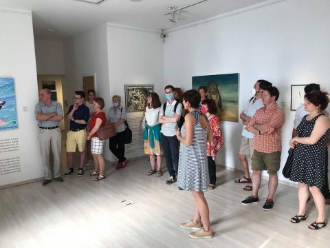 Séance de présentation de la galerie suivie par une douzaine de personnes